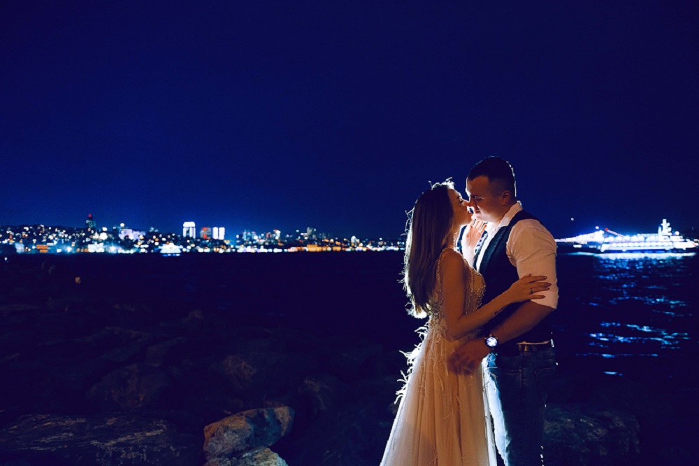 a picture of people getting wed in bosphorus, you can plan your wedding in istanbul with best service