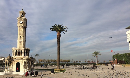 İzmir's famous clock tower and square which can be seen with tour packages of Best Service